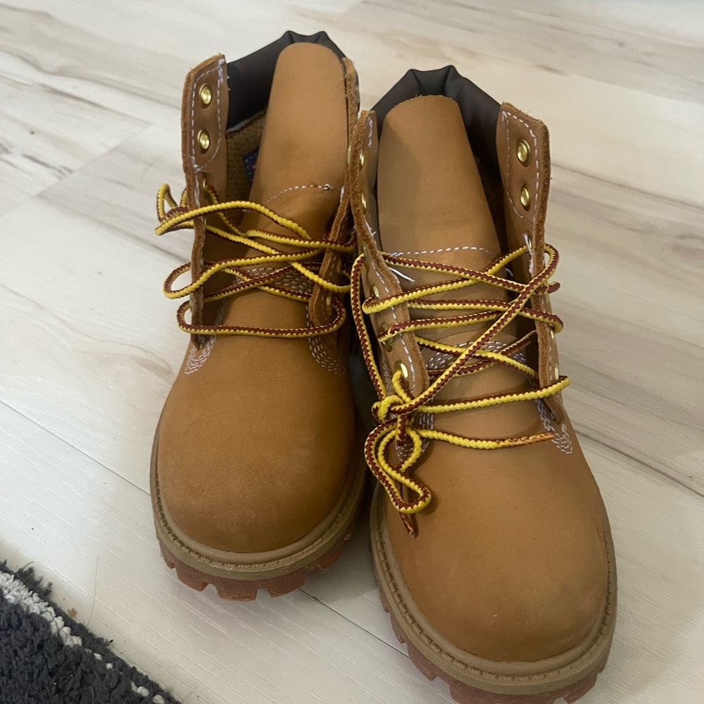 Timberland Boys size 12 Boots in Brown with Yellow Laces